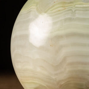 Sphère d'onyx, pierre précieuse naturelle sculptée en opale pour la décoration intérieure, technique de gravure - Product Image 3