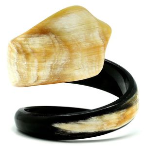 Brazalete de Cuerno de Búfalo Grabado a Rayas y Pulido, Hecho a Mano por Artesanos, Ecológico, Color Personalizado, para Mujer - Product Image 3