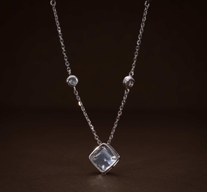 Collar de Barra de Plata de Ley 925 con Diamantes Cultivados en Laboratorio de Corte Princesa y Colgante Ovalado Certificado por IGI para Mujer - Product Image 4