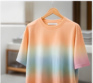Camiseta Urbana Degradada Oversize de Algodón Grueso 240 GSM Unisex Casual Estilo Urbano Exportador de Camisetas con Degradado - Product Image 2