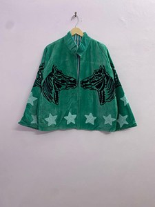 เสื้อแจ็คเก็ตกำมะหยี่สีเขียวลายม้าทำมือสำหรับผู้หญิง สไตล์โบฮีเมียนตะวันตก คอตั้ง แฟชั่นเสื้อคลุมฤดูใบไม้ร่วง - Product Image 1