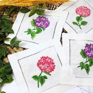 ผ้าเช็ดปากค็อกเทลลายดอกไฮเดรนเยียหลากสี ขนาด 6x6 นิ้ว แบบเย็บริม ทนทาน ใช้ซ้ำได้ เหมาะสำหรับใช้บนเครื่องบิน ผลิตจากผ้าลินิน 100% สำหรับใช้ในบ้าน รับผลิตตามสั่งขายส่ง - Product Image 3