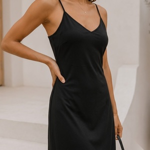 Vestido midi de punto negro liso con tirantes finos, abertura alta y corte ajustado, estilo casual de verano - Product Image 2