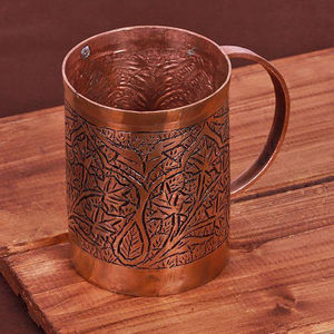 Tasse à boisson en métal rose pâle avec illustrations de jardin ornées, tasse en acier gravée de motifs floraux avec illustrations de roses victoriennes et motifs de vigne complexes - Product Image 3
