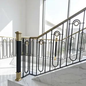 Barandilla de Escalera de Lujo en Latón y Hierro con Elegante Acabado Negro y Detalles Decorativos en Dorado - Product Image 1