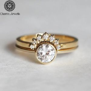 Bague de fiançailles classique en moissanite plaqué or jaune et argent pour femme, taille coussin, sertie à griffes, style couronne, certifiée IGI - Charm_Jewells - Product Image 1