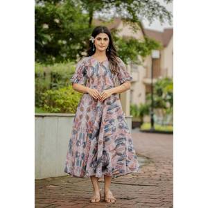 Robe blanche en géorgette attrayante à imprimé floral numérique, prête à porter - Product Image 1