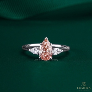 แหวนเพชรชมพูเพาะเลี้ยงในห้องปฏิบัติการ ราคาโรงงาน รับรองโดย IGI รูปทรงลูกแพร์ ทอง 9K 10K 14K 18K เครื่องประดับผู้หญิง ของขวัญ ขายส่ง - Product Image 1