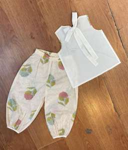 Conjunto de Camisa y Pantalones Cortos de Lino y Algodón para Niñas |   Conjunto de Verano Transpirable para Niños con Corbata de Lazo y Bolsillo, Hecho en India - Product Image 1