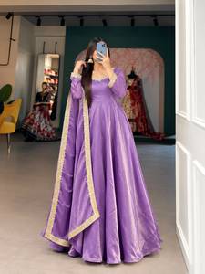 ชุดเดรส Anarkali ผ้าไหมซาตินสีเขียวแบบใหม่ พร้อมผ้าคลุมไหล่ปักลายอย่างดี สไตล์อินเดีย-ปากีสถาน เหมาะสำหรับงานปาร์ตี้ งานแต่งงาน ชุดสำหรับผู้หญิง - Product Image 2