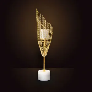 Élégant support à bougies en métal fait main, accent de table de luxe pour réception de mariage, restaurant et décoration intérieure, porte-bougie sur pied - Product Image 1