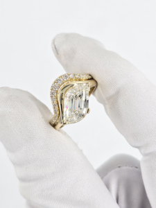 Anillo de diamante cultivado en laboratorio en oro amarillo de 14K y 18K |   Anillo de compromiso con diamante central en forma de hoja para mujer |   Joyería Fina de Lujo - Product Image 4