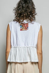 Haut sans manches à volants avec patch floral POL et détails à bords bruts - Product Image 4