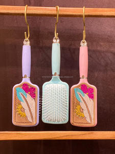 Offre Spéciale 2024 sculpté à la main Western en cuir taillé concepteur pagaie brosse à cheveux doux et démêler professionnel peigne à cheveux accessoires - Product Image 5
