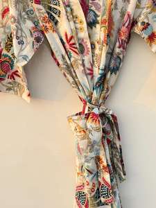 Robe kimono pour femmes 100% coton imprimé |   Peignoir léger à motifs floraux pour la détente |   Vente en gros de kimonos d'été - Product Image 2