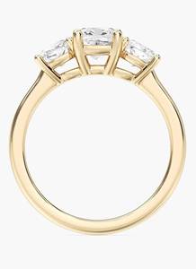 Bague de fiançailles classique pour femme en or jaune avec trois pierres de moissanite taille émeraude et sertissage à griffes - Product Image 3