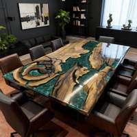 Table de salle à manger en noyer massif avec bord naturel et résine époxy verte, style moderne et luxueux pour la maison