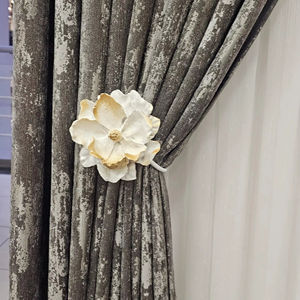 Sujetador de cortina de metal blanco premium con forma de flor, elegante accesorio para cortinas, ideal para espacios de dormitorio y sala de estar, de la India. - Product Image 1