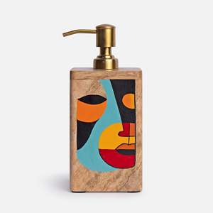 Juego de baño moderno de madera con dispensador de jabón y vaso con diseño de rostro abstracto sobre bandeja - Product Image 5
