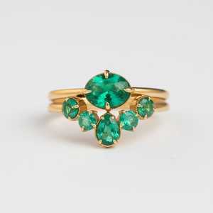 แหวนเงินแท้ชุบโรเดียมประดับมรกตสีเขียว ดีไซน์เรียบหรูสำหรับสวมซ้อนกัน เหมาะสำหรับงานแต่งงานและเป็นเครื่องประดับคลาสสิกเหนือกาลเวลา - Product Image 1