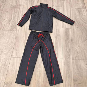 Conjunto Deportivo de Dos Piezas con Capucha Negra y Ribete Rojo, Chaqueta con Cierre de Cordón y Pantalones, Ropa Deportiva - Product Image 1