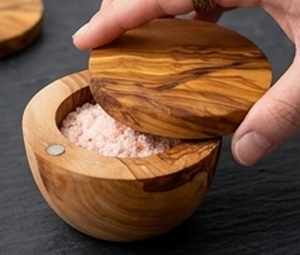 Élégant pot à sel rond en bois massif fait main avec couvercle, outil durable pour herbes et épices, idéal pour la cuisine et la table de restaurant - Product Image 5