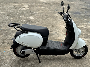 Porte-bagages arrière tubulaire moderne en acier noir mat durable M-Biker VinFast Motio pour accessoires de scooter électrique - Product Image 3
