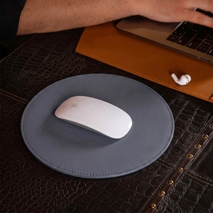 Tapis de souris rond en cuir de vachette lisse bleu marine, avec dos en suède véritable, bord cousu lisse, accessoires de bureau - Product Image 1