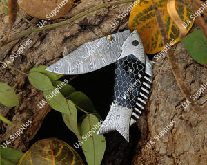 Cuchillo de bolsillo plegable de acero de Damasco forjado a mano con grabado de panal y mango de acero, agarre ergonómico, punta de caída OEM, con funda - Product Image 2