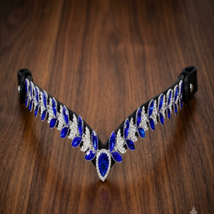 Bandeau de tête pour cheval en cuir anglais noir de qualité supérieure, décoré de cristaux bleus et blancs, avec chaîne scintillante. - Product Image 1