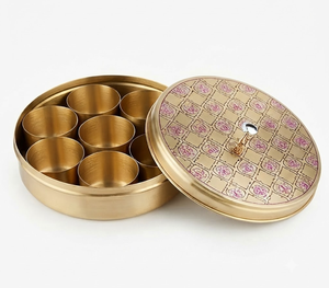 Boîte à épices vintage ronde en métal doré avec 8 compartiments, couvercle anti-poussière pour le rangement en cuisine, style classique - Product Image 1