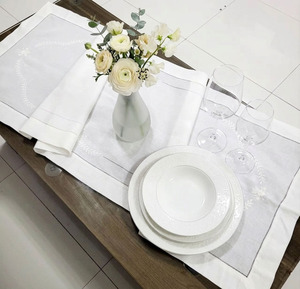 ผ้าปูโต๊ะสั่งทำขายส่ง ลายปักดอกไม้สีขาวทันสมัย คุณภาพสูง ผ้าฝ้าย 100% เย็บริมอย่างดี ซักได้ ทนทาน ใช้ซ้ำได้ - Product Image 1