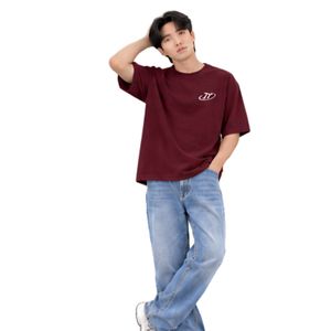เสื้อยืดคอกลมสีแดงเบอร์กันดีทรงปกติสำหรับผู้ชาย ผ้าฝ้าย 100% พร้อมกางเกงยีนส์สีฟ้าอ่อน ชุดลำลองสไตล์สตรีทแวร์ ป้องกันรังสียูวี แห้งเร็ว - Product Image 5