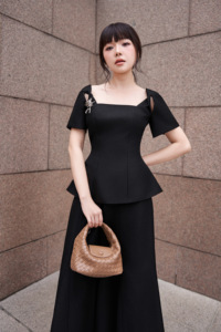 เสื้อเพ็บลั่มแขนพองคอเหลี่ยมสำหรับผู้หญิง Lila vivi Ka สำนักงานสแปนเด็กซ์/ โพลีเอสเตอร์เข้ารูปปกสี่เหลี่ยมแขนสั้น - Product Image 2