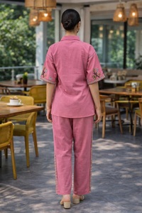 Collection de tenues coordonnées pour femmes de qualité supérieure, avec manches courtes, disponibles pour le bureau et les soirées, à prix abordable. - Product Image 4