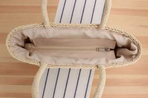 Experimente el lujo silencioso con este hermoso bolso de hilo natural que presenta una forma rectangular estructurada y una textura tejida cálida. - Product Image 3