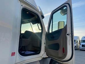 Tracteur routier diesel haute performance 6x4 avec cabine couchette pour le transport logistique longue distance - Product Image 3