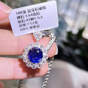 Magnífico Anillo de Zafiro Azul Real Natural de Sri Lanka de 3.64ct con Engaste de Oro de 18K Adornado con 41 Diamantes Blancos Brillantes - Product Image 5