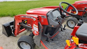 Tracteur agricole Massey Ferguson GC1723E 4 roues motrices 100 CV avec chargeur frontal - Product Image 4