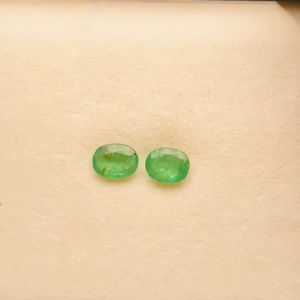 มรกตธรรมชาติจากแซมเบีย รูปทรงวงรี คู่หนึ่ง น้ำหนัก 2.31 กะรัต คุณภาพเกรด AAA พร้อมประกายเงางาม สีเขียวสวยงาม ขัดเงาอย่างสมบูรณ์แบบ เหมาะสำหรับทำเครื่องประดับ - Product Image 5