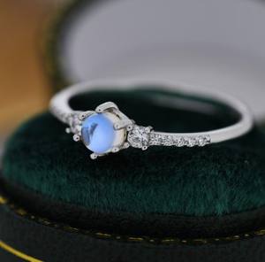 Anillo de Plata de Ley con Piedra Lunar Simulada y Cristales de Circonita Cúbica, Anillo Apilable, Anillo Delgado de Plata - Product Image 1