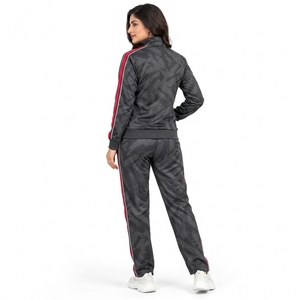 Chándal deportivo premium para mujer que ofrece un ajuste flexible, comodidad transpirable y una apariencia deportiva para mujeres activas. - Product Image 2