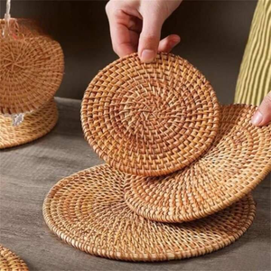 Sous-verre en rotin tressé artisanal éco-responsable avec motif floral classique pour table basse, décoration de fêtes et cadeau, fabriqué au Vietnam - Product Image 6