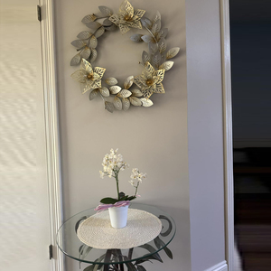 Elegante Corona Floral Metálica, Impresionantes Hojas y Flores Metálicas Plateadas y Doradas, Decoración Moderna para Puerta Principal o Pared, Ideal para Invierno y Fiestas - Product Image 6