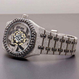 Reloj de Lujo para Hombre con Movimiento de Cuarzo, Acero Inoxidable, Esfera Esqueletizada, Bisel con Diamantes Negros y Brazalete con Incrustaciones de Diamantes - Product Image 4