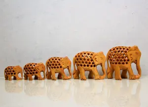 Statues décoratives traditionnelles indiennes Vastu sculptées à la main pour la décoration intérieure, ensemble de 5 éléphants en bois avec travail Jaali - Product Image 2