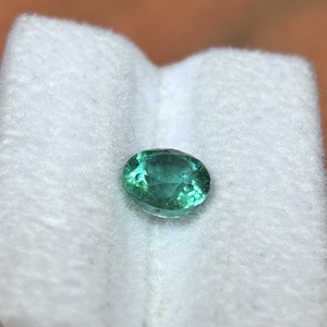 Esmeralda Zambiana de Lujo de 1.70 Ct, Verde Brillante, Redonda, Piedra Preciosa Suelta para Creación de Joyería Personalizada de Alta Gama - Product Image 2