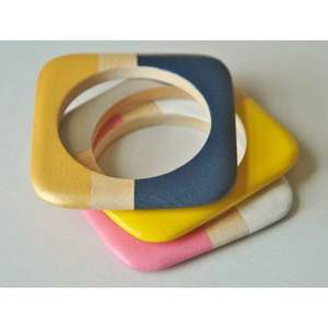 Vitrine de beauté en bois naturel en résine et en bois, bracelets en cristal, accessoires de mode - Product Image 1