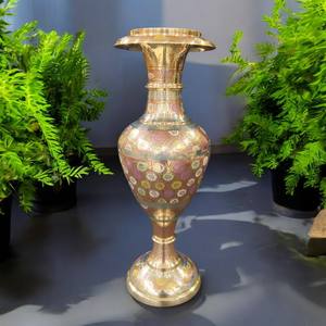 Jarrón de Flores Tradicional Hecho a Mano, Diseño Moderno Antiguo, Artesanía en Latón con Esmalte Plateado, Forma Irregular, BoldBlossom - Product Image 1