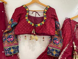 Lehenga Choli de Seda de Bombay Hecho a Mano de Lujo con Bordado de Espejo y Dupatta de Chinnon, Traje Nupcial para Navratri para Mujer - Product Image 6
